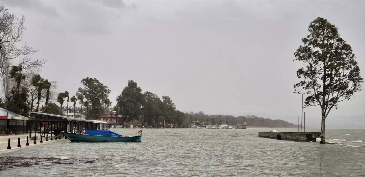 Köyceğiz'de lodos ve göl seviyesinin yükselmesi yaşamı olumsuz etkiliyor