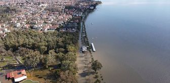 Köyceğiz Gölü'nün taşması nedeniyle kanolarla sokak aralarında gezdiler