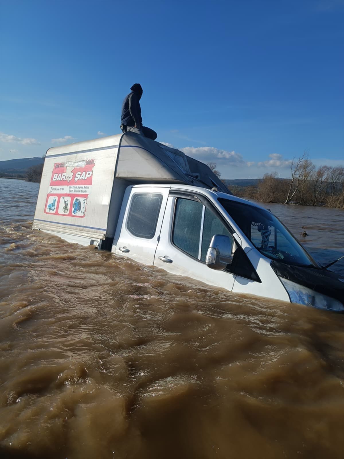 Bursa'da Çapraz Çayı'nın taşmasıyla Harmanlı kara yolu ile Harmanlı Köprüsü ulaşıma kapandı