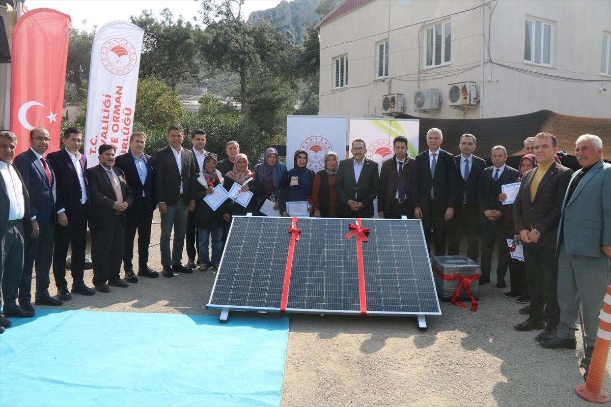 Kozan'da 184 üreticiye taşınabilir güneş paneli dağıtıldı