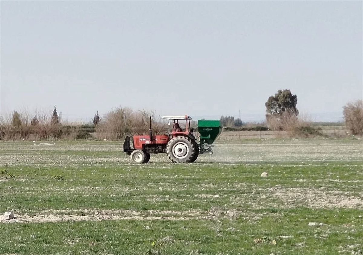 Kozan'da 4 mahalledeki meralar gübrelendi