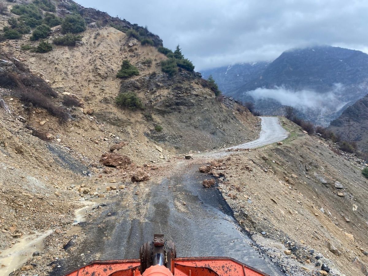 Kozluk'ta heyelan nedeniyle kapanan köy yolları açıldı