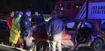 Küçükçekmece'de çarpışan 2 otomobilin sürücüleri yaralandı