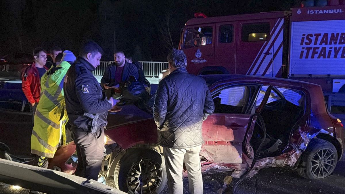 Küçükçekmece'de çarpışan 2 otomobilin sürücüleri yaralandı