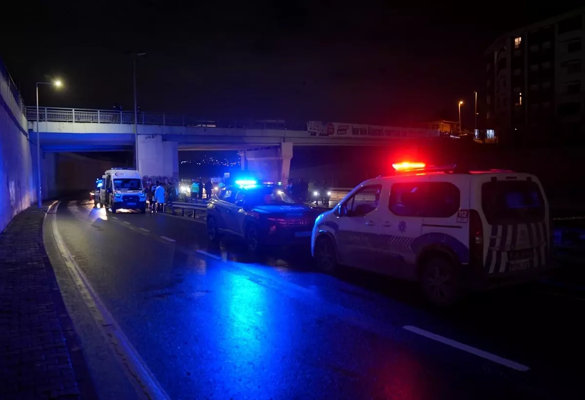 Küçükçekmece'de temizlik aracına çarpan motosikletteki 2 kişi öldü