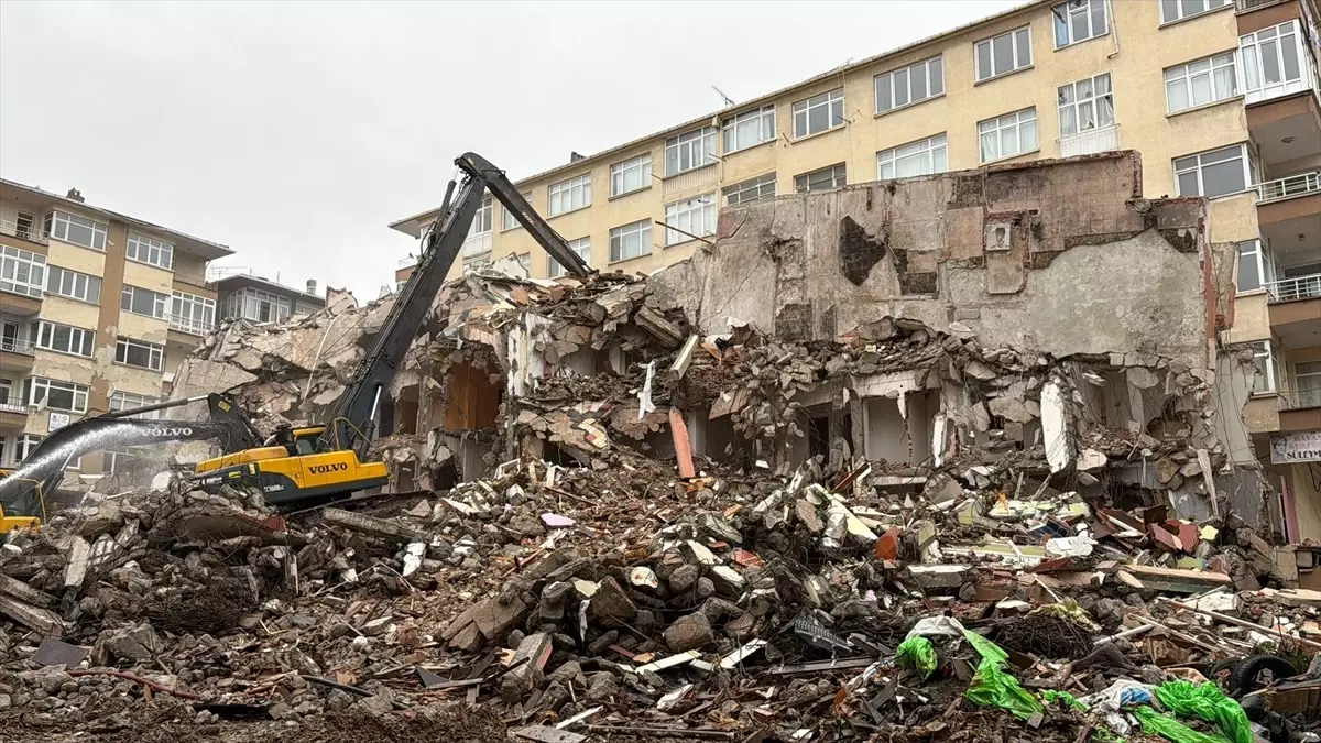 Küçükçekmece'de yıkımı yapılan binadan kopan parçalardan vatandaşların kurtulması kamerada