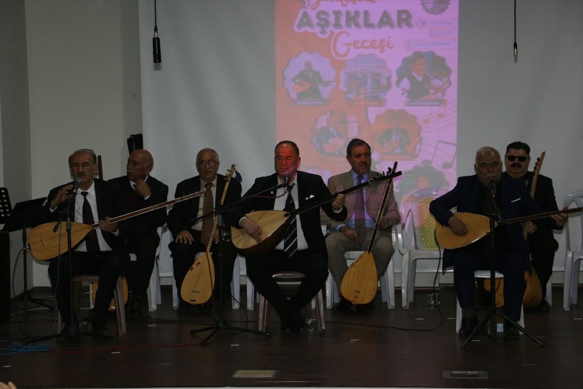 Kula'da ramazan etkinlikleri kapsamında aşık atışması düzenlendi