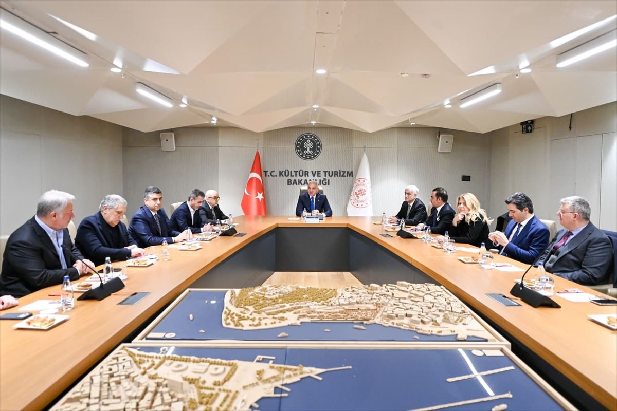 Kültür ve Turizm Bakanı Mehmet Nuri Ersoy, AKM'de yapımcılarla bir araya geldi Açıklaması