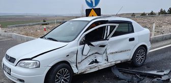 Kütahya'da 2 otomobilin çarpıştığı kazada 2 kişi yaralandı