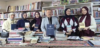 Kütahya'da gönüllü üniversitelilerden ilkokul öğrencilerine kitap hediye edildi