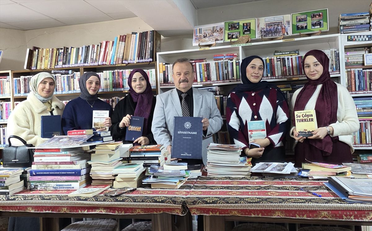 Kütahya'da gönüllü üniversitelilerden ilkokul öğrencilerine kitap hediye edildi