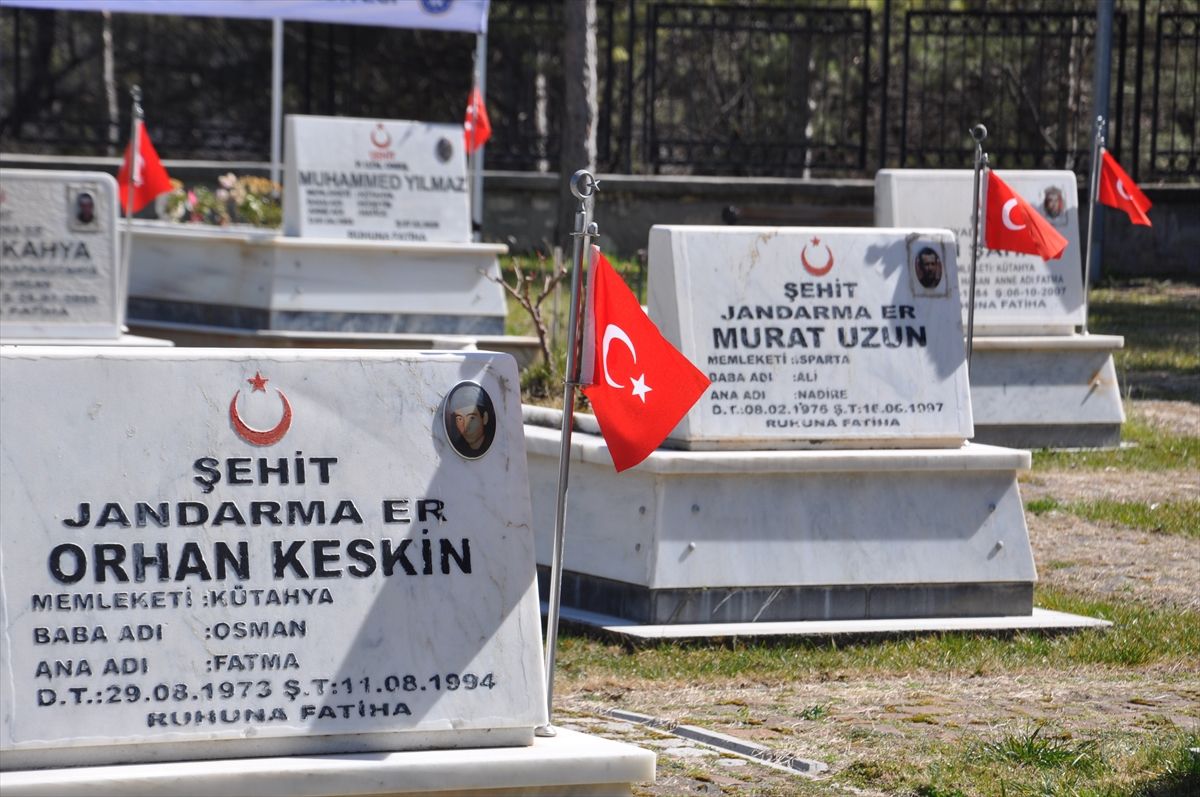 Kütahya'da şehitliklerde bakım ve onarım çalışmalarına başlandı