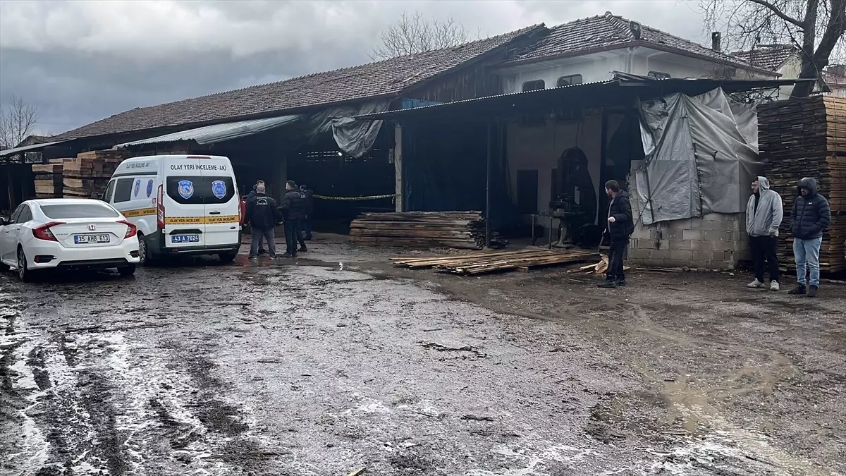 Kütahya'da tomruk biçme makinesinin üstüne düşen işçi öldü