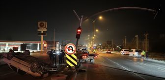 Kütahya'da trafik lambasına çarparak devrilen otomobilin sürücüsü yaralandı