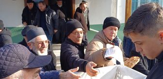 Lapseki'de ortaokul öğrencileri vatandaşlara pide ikram etti