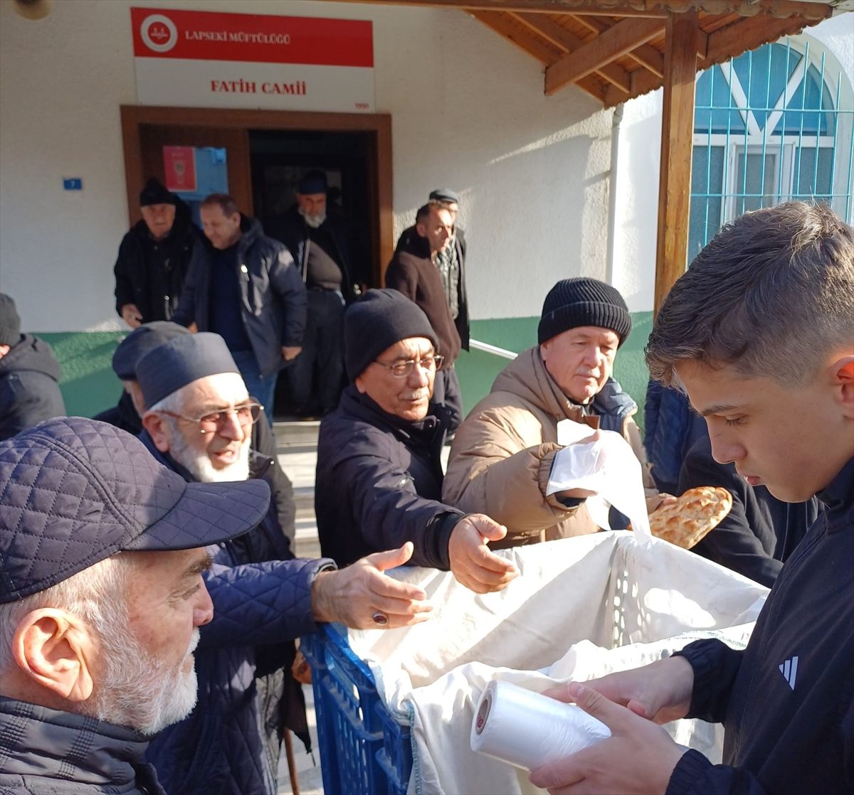 Lapseki'de ortaokul öğrencileri vatandaşlara pide ikram etti