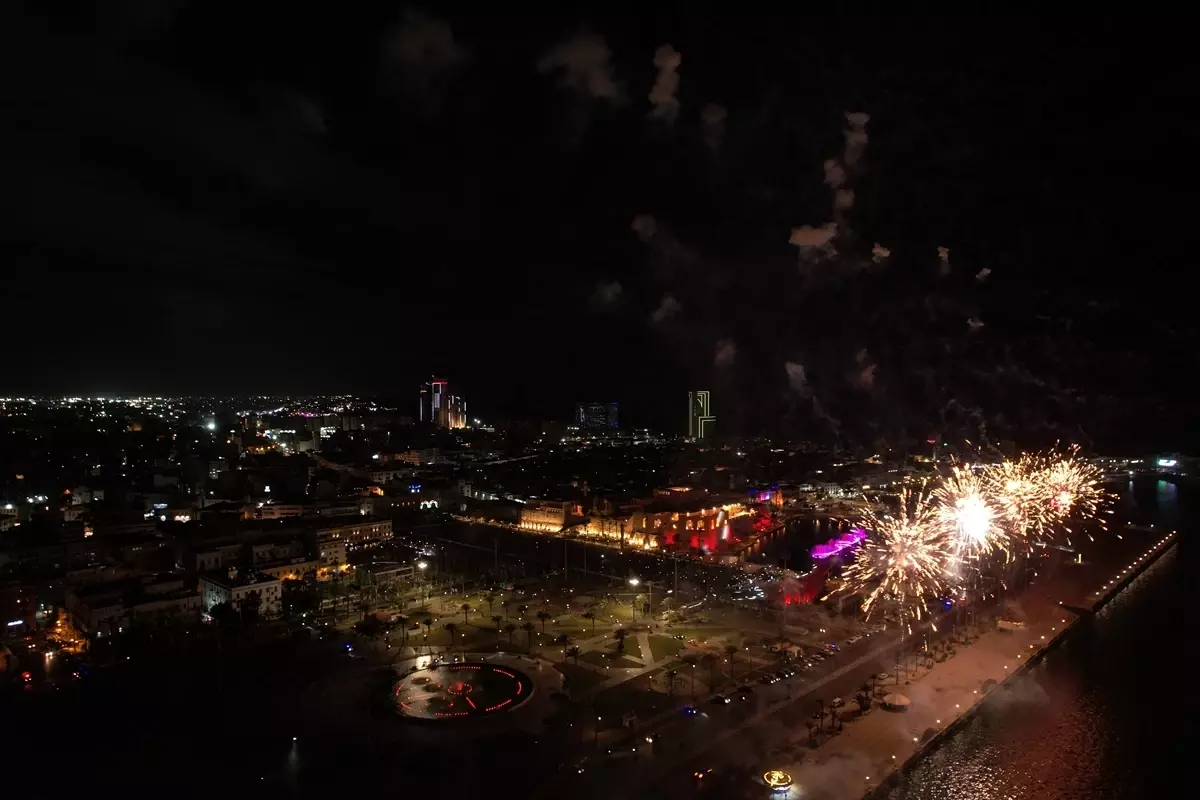 Libyalılar başkent Trablus'ta 17 Şubat Devrimi'nin 15. yıldönümünü kutladı