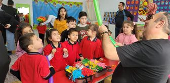 Lise öğrencileri anaokulu öğrencilerine tiyatro gösterisi sunuyor