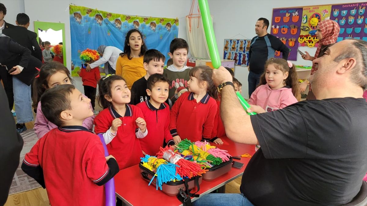 Lise öğrencileri anaokulu öğrencilerine tiyatro gösterisi sunuyor