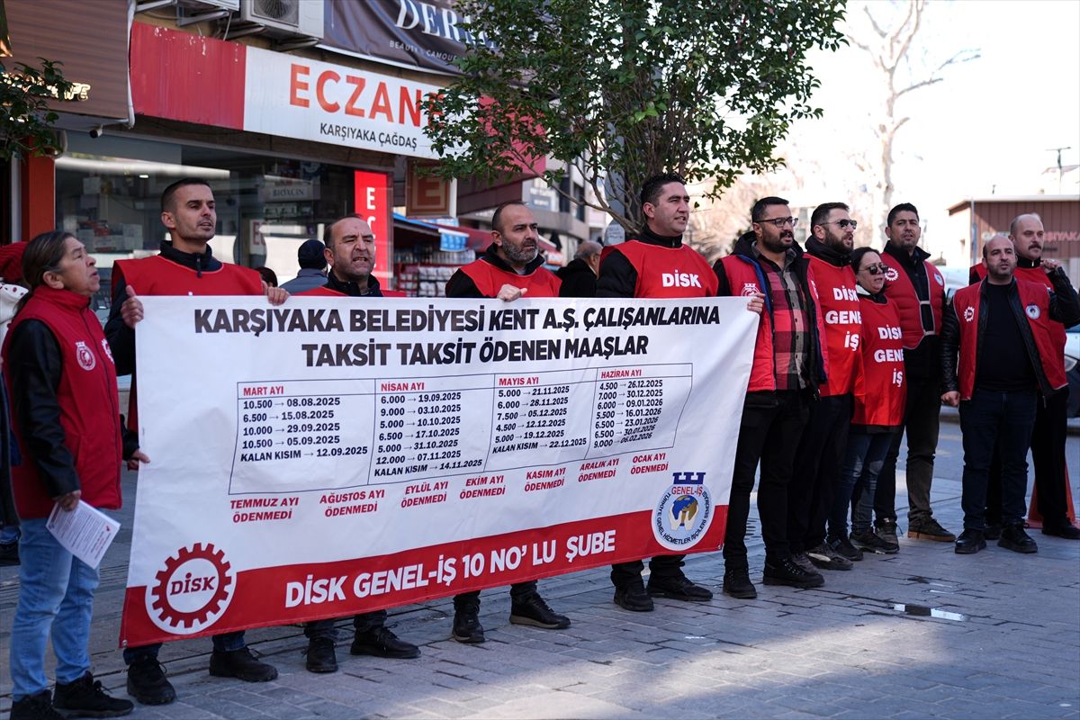 Maaşlarının düzenli yatırılmasını isteyen Karşıyaka Belediyesi işçilerinden protesto