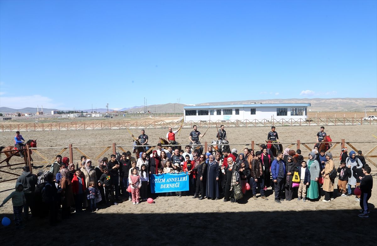 Malatya'da atlı cirit sporcuları otizmli çocuklar için gösteri yaptı