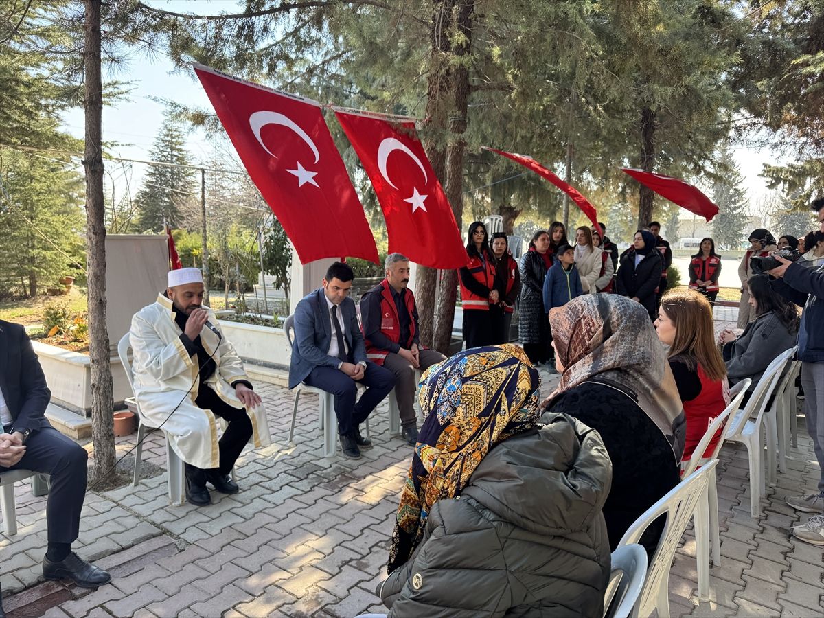 Malatya'da devlet korumasındaki çocuklar şehitliği ziyaret etti