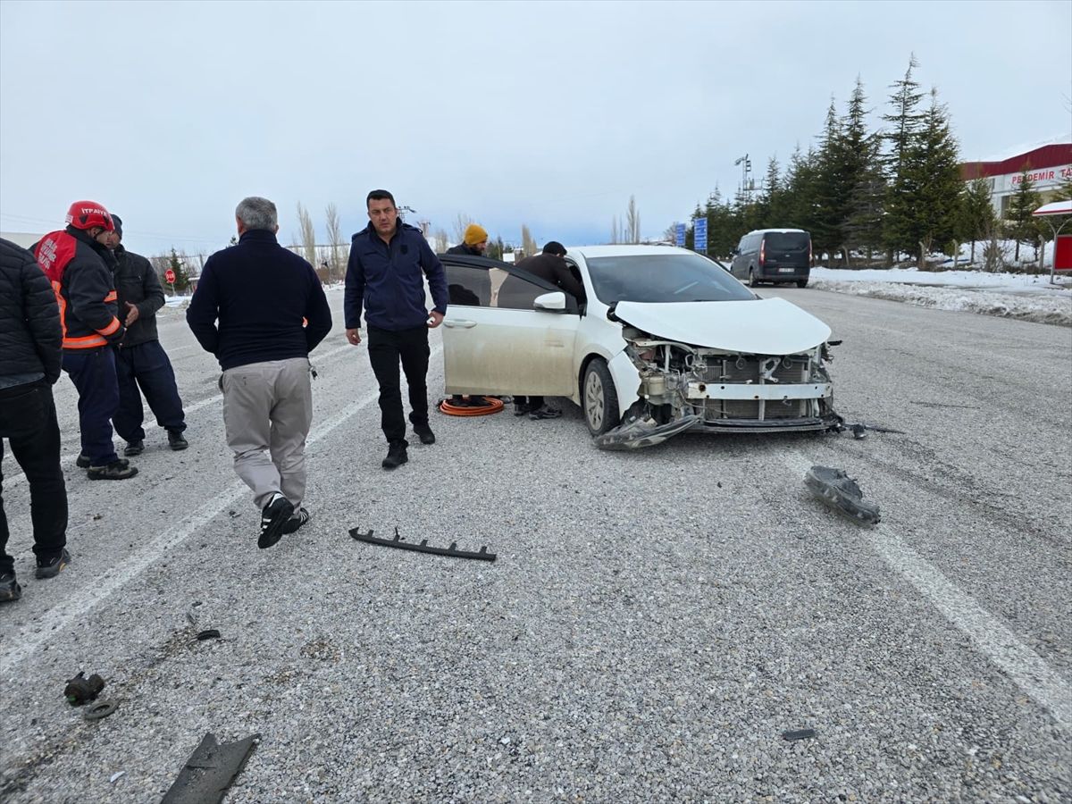 Malatya'da hafif ticari araç ve otomobilin çarpıştığı kazada 2 kişi yaralandı