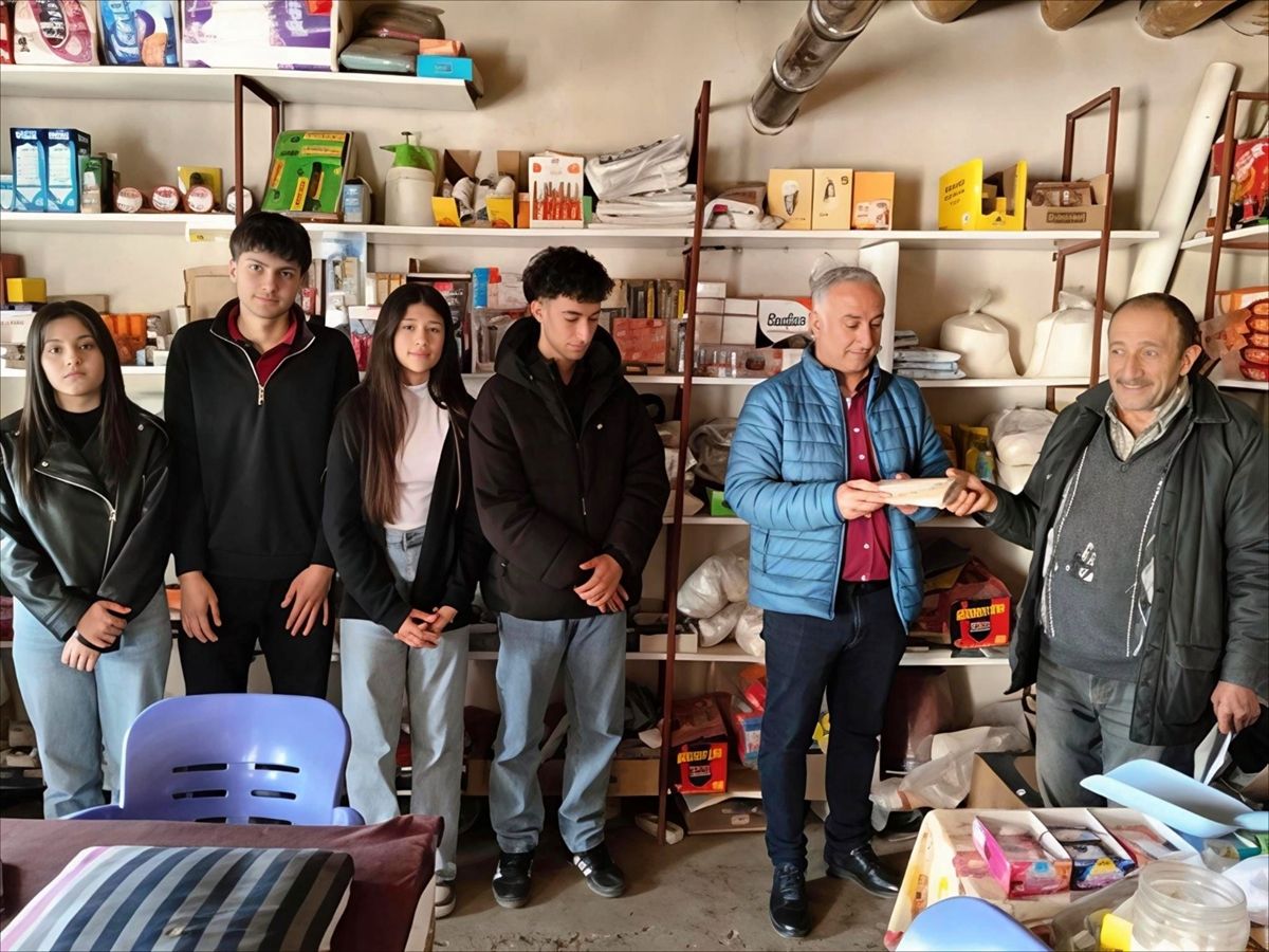 Malatya'da lise öğrencileri bakkal veresiye defterindeki borçları ödedi