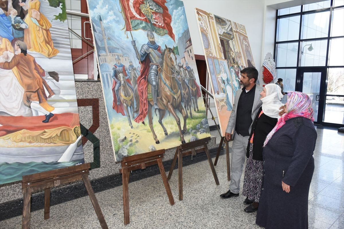 Malatya'da müzikal tiyatro 'Kim Var?' sahnelendi