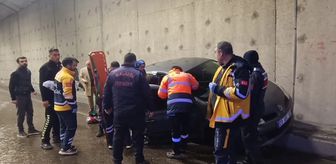 Malatya'da tünel içinde kaldırıma çarpan otomobildeki 3 kişi yaralandı