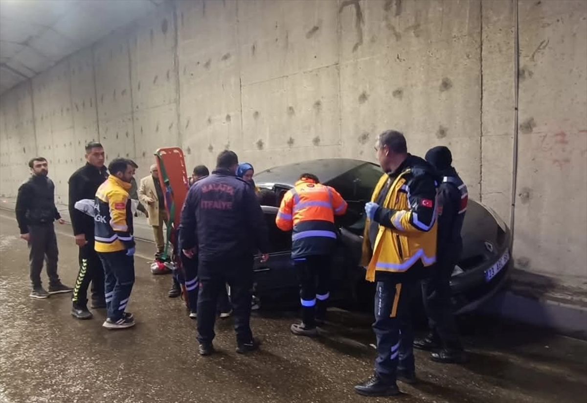 Malatya'da tünel içinde kaldırıma çarpan otomobildeki 3 kişi yaralandı