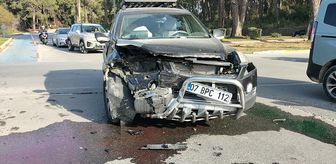 Manavgat'ta iki otomobilin çarpışması sonucu 2 kişi yaralandı
