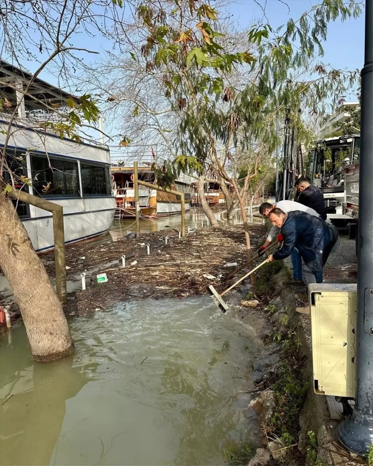 Manavgat'ta su taşkınından hasar gören yerlerde çalışmalar sürüyor