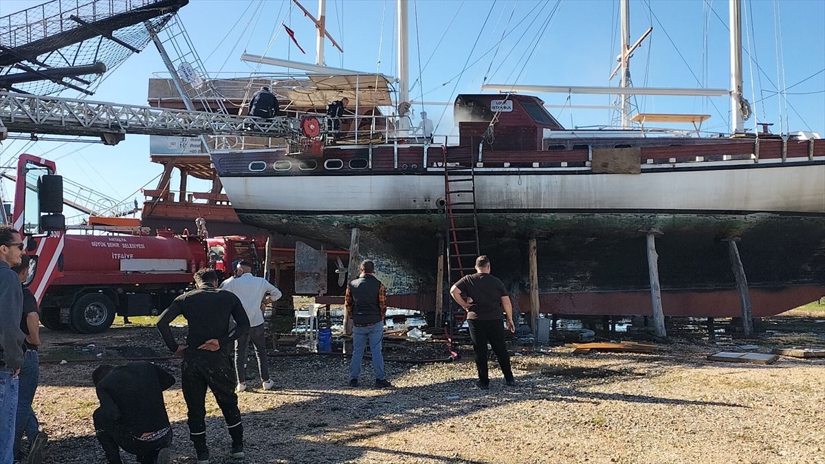 Manavgat'ta tersanedeki teknede çıkan yangın söndürüldü