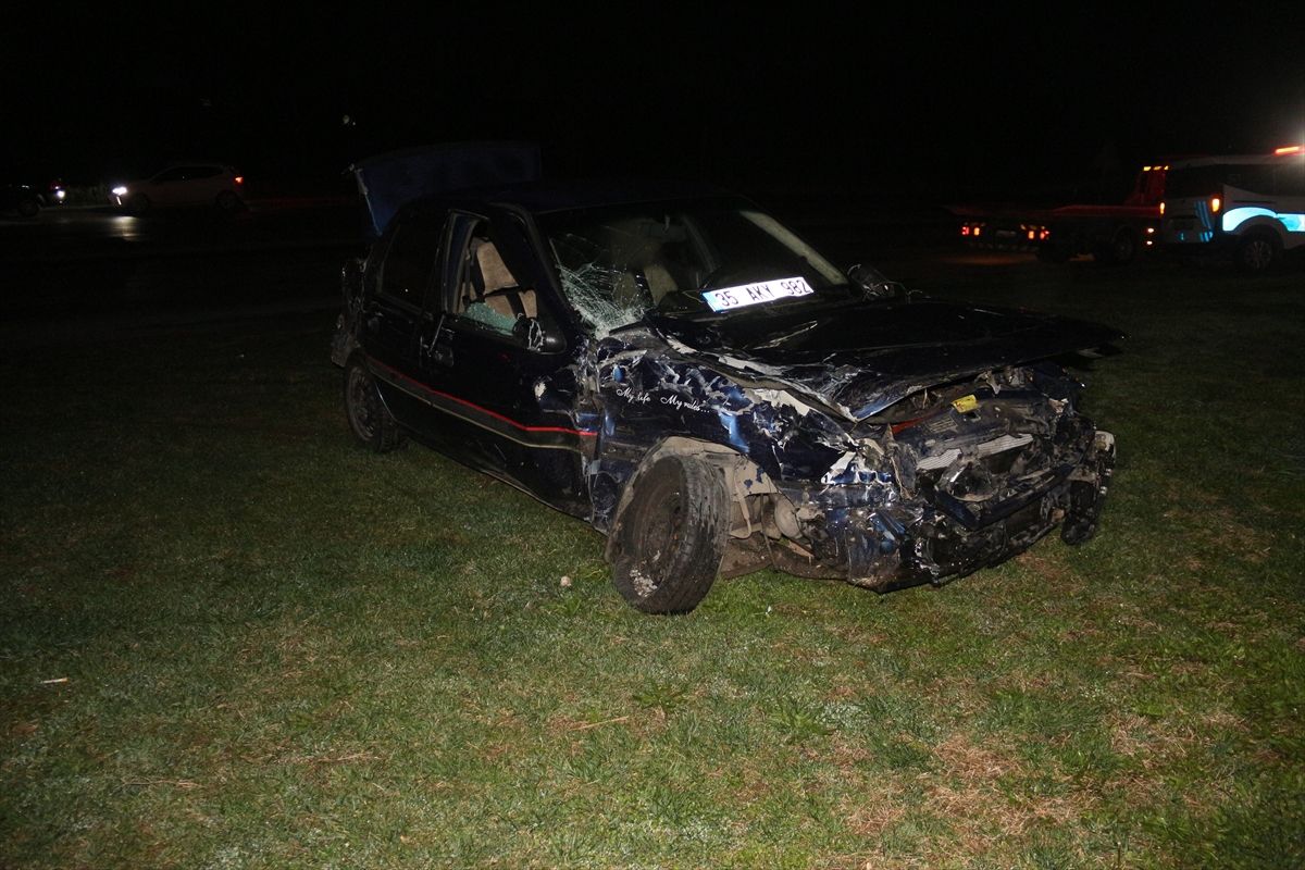Manisa'da ambulans ile otomobilin çarpıştığı kazada 5 kişi yaralandı