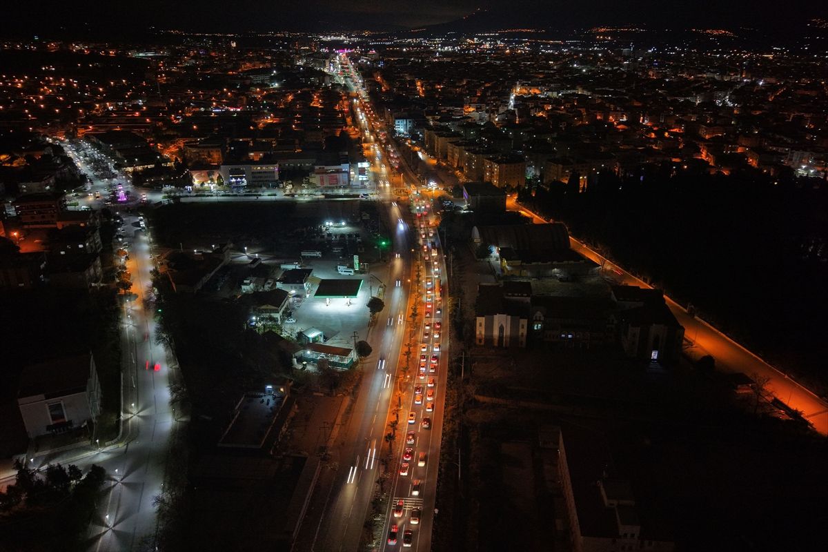 Manisa'da bayram tatilinin ikinci gününde trafik yoğunluğu yaşanıyor