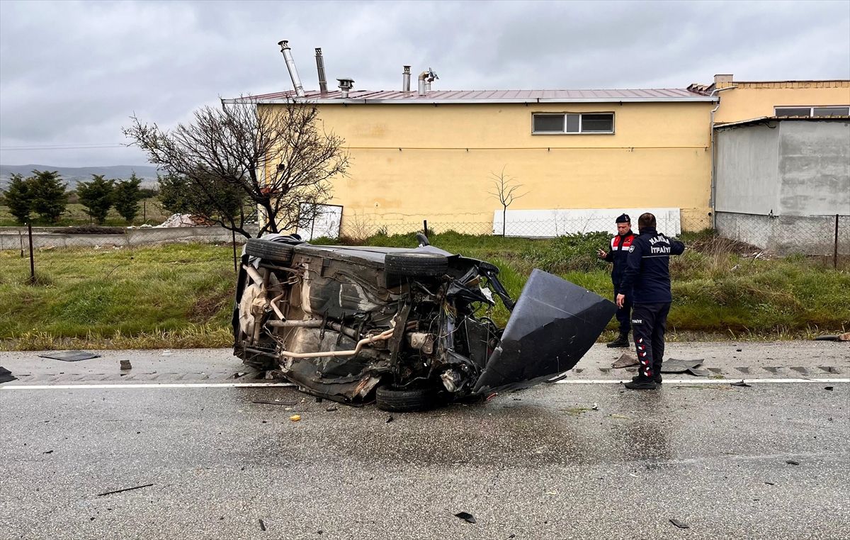 Manisa'da devrilen otomobilin sürücüsü öldü