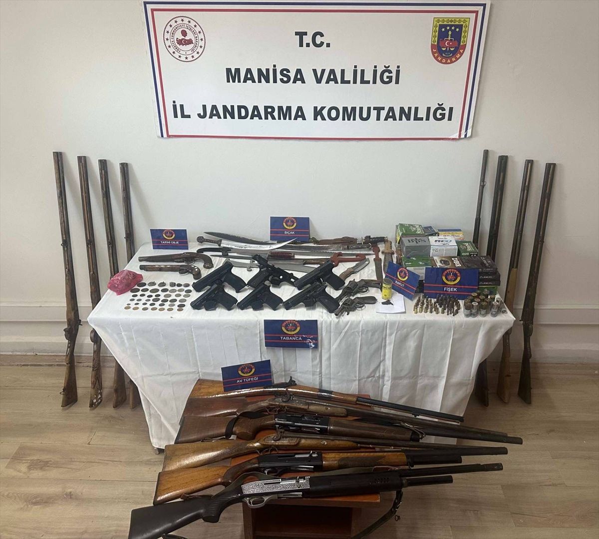 Manisa'da evinde çok sayıda silah ele geçirilen şüpheli yakalandı