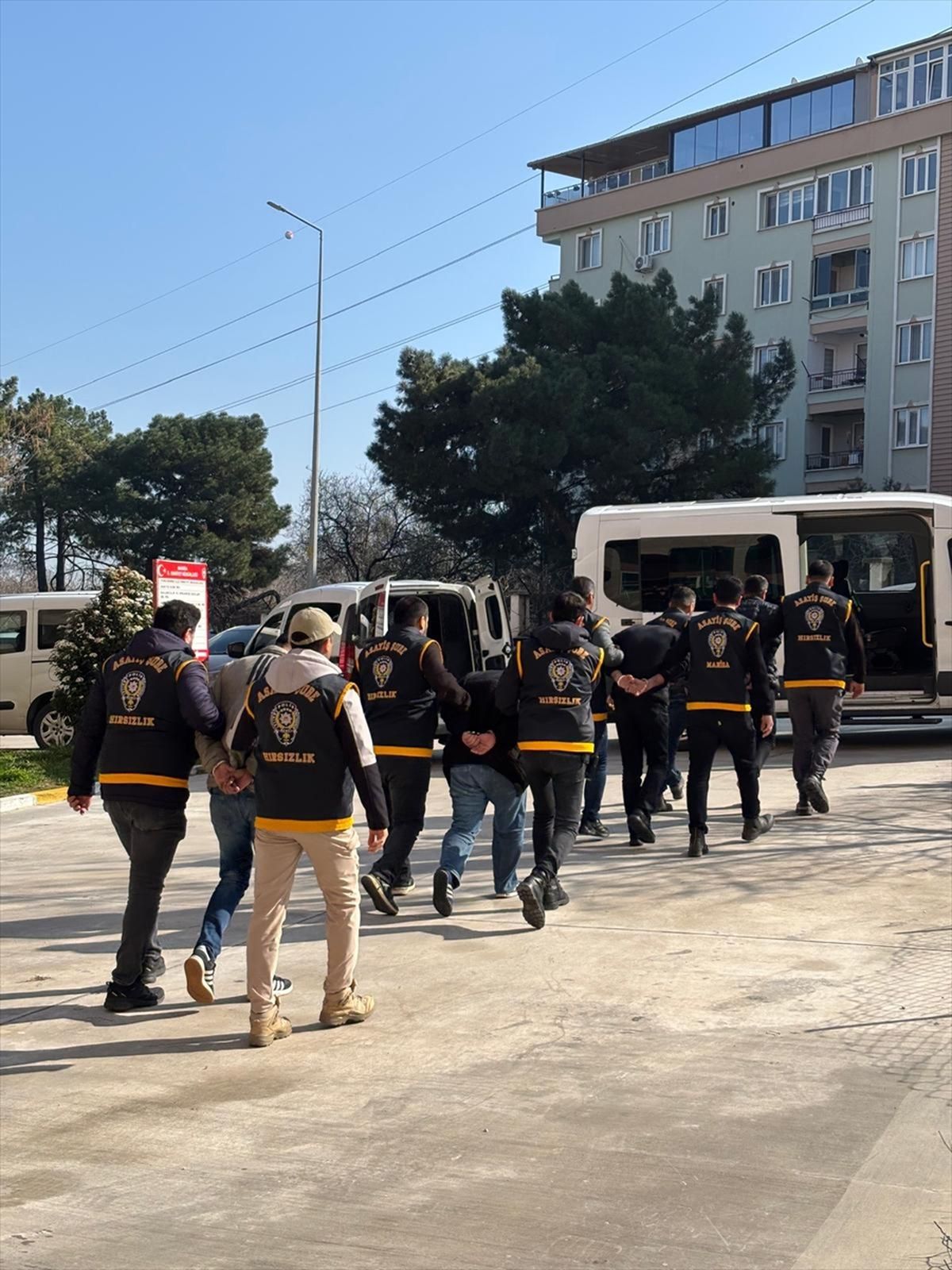 Manisa'da fabrikadan hırsızlığa karışan 7 şüpheli tutuklandı