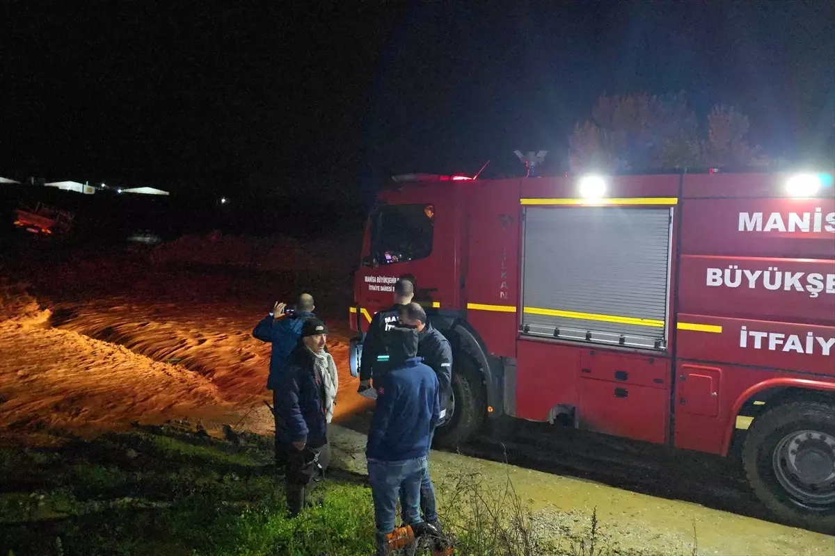 Manisa'da iki araç debisi yükselen derede sürüklendi