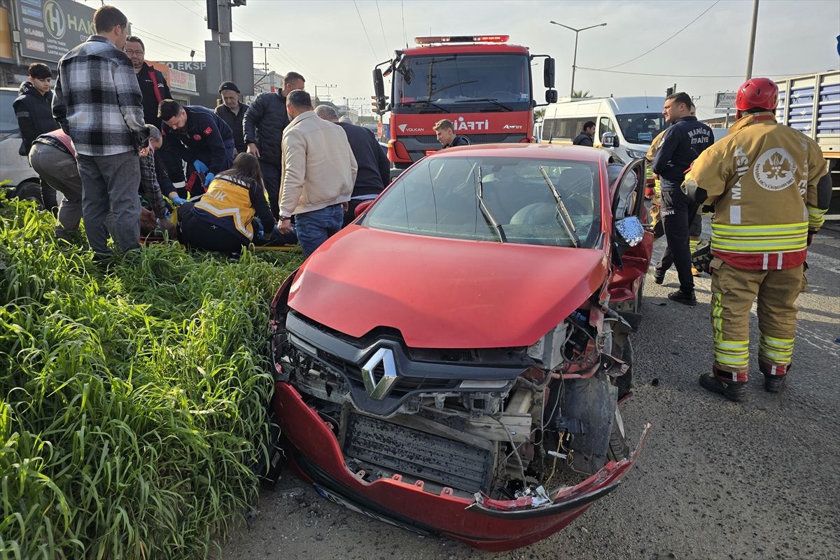 Manisa'da iki otomobilin çarpışması sonucu 3 kişi yaralandı