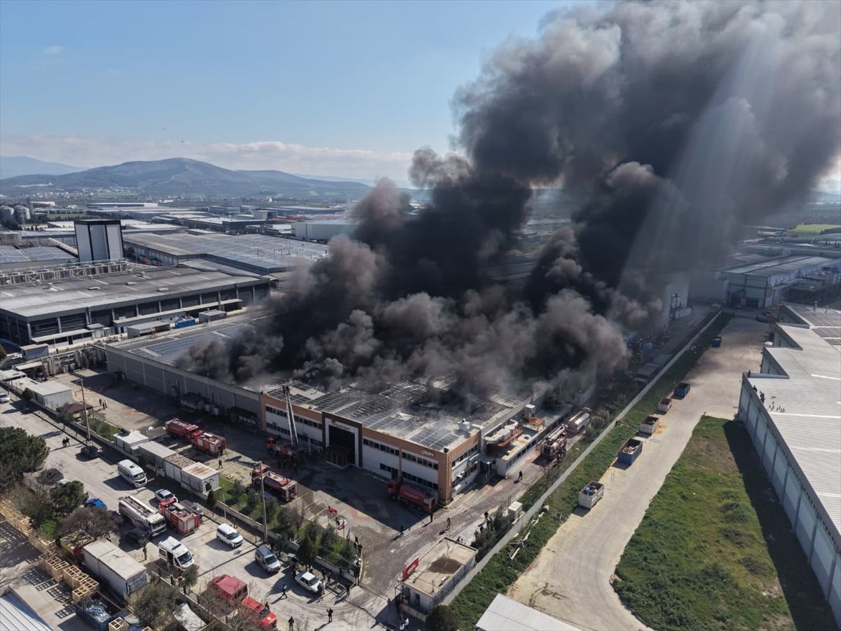 Manisa'da şekerleme fabrikasında yangın çıktı