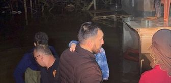 Manisa'da selde mahsur kalan 11 kişilik aile tahliye edildi
