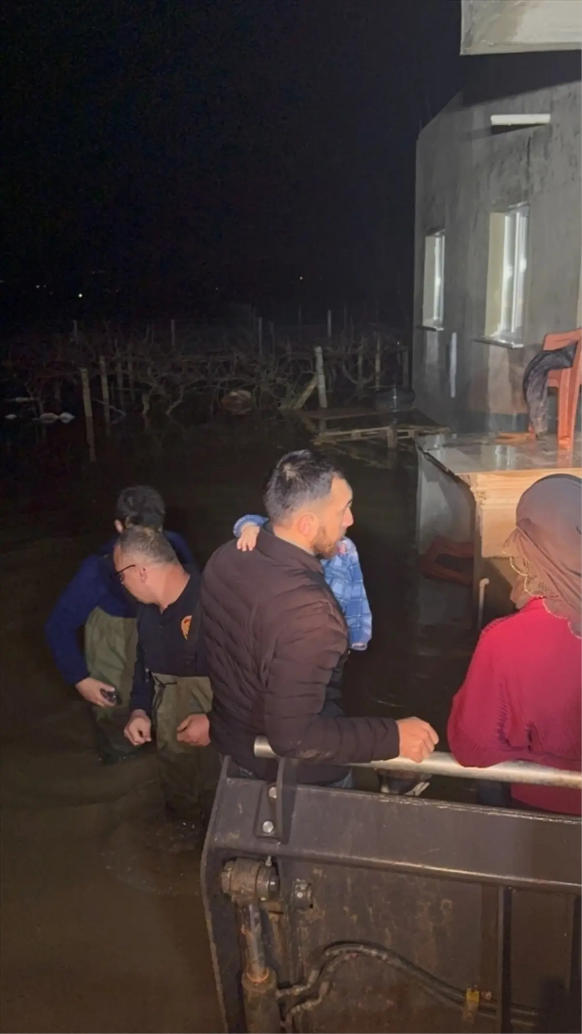 Manisa'da selde mahsur kalan 11 kişilik aile tahliye edildi