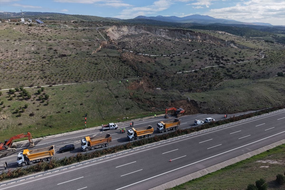 Manisa'da toprak kaymasının olduğu İstanbul-İzmir Otoyolu'ndaki çalışmalar sürüyor