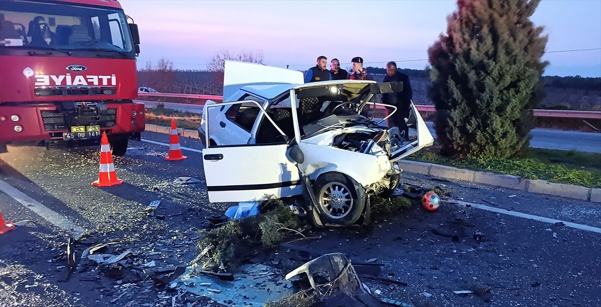 Manisa'da üç otomobilin karıştığı kazada 2 kişi ölü, 5 kişi yaralandı