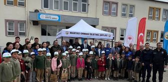 Manyas'ta öğrencilere fıstık çamı fidanı dağıtıldı