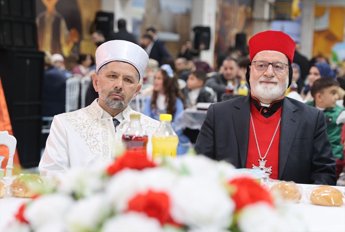 Mardin'de farklı inanç gruplarının temsilcileri 'Kardeşlik İftarı'nda buluştu