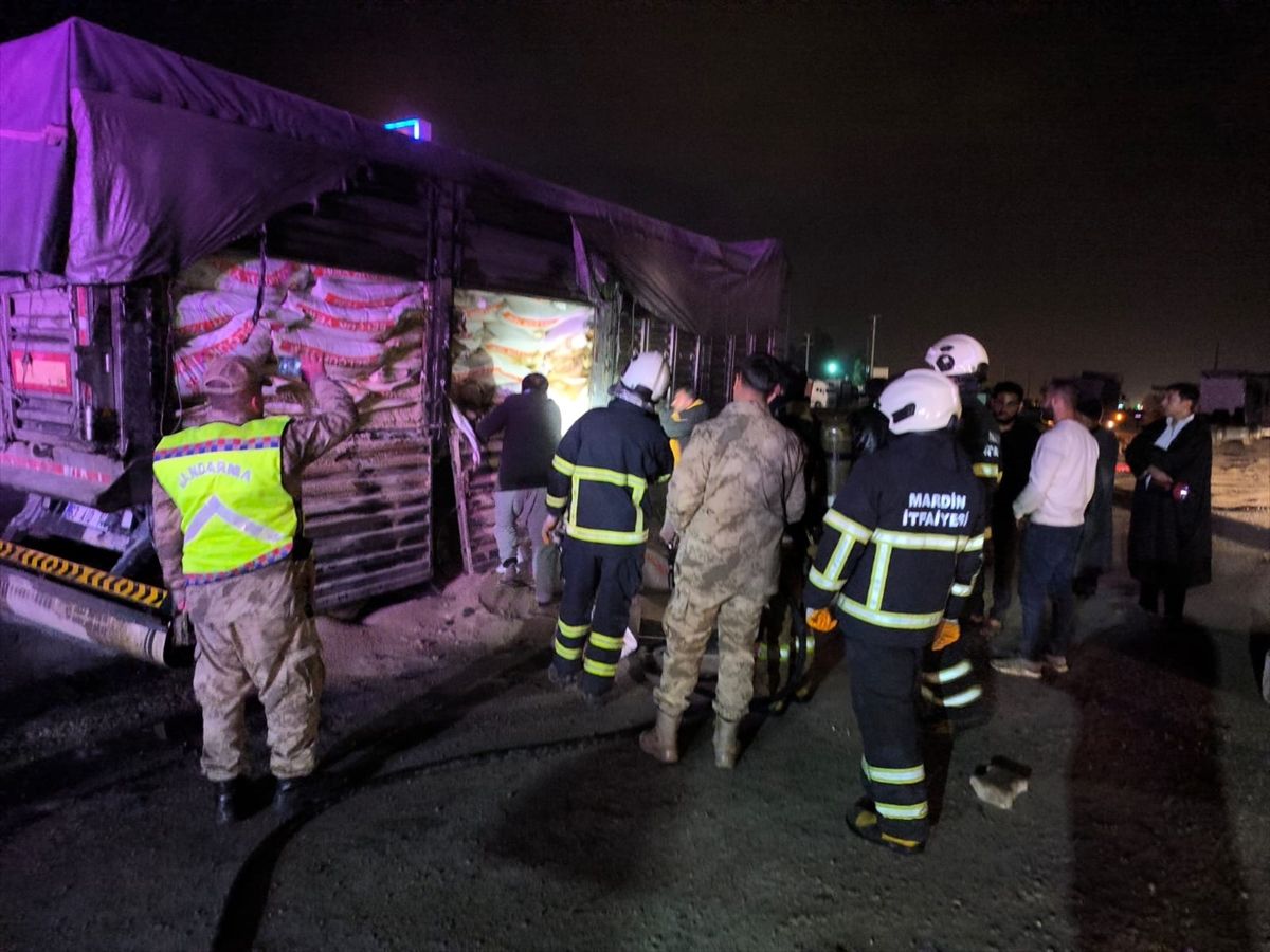 Mardin'de hayvan yemi yüklü tırın dorsesinde çıkan yangın söndürüldü