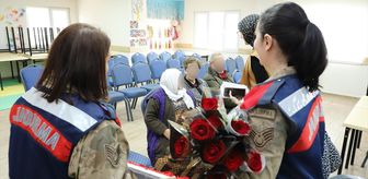 Mardin'de jandarma personeli yaşlıları ziyaret etti